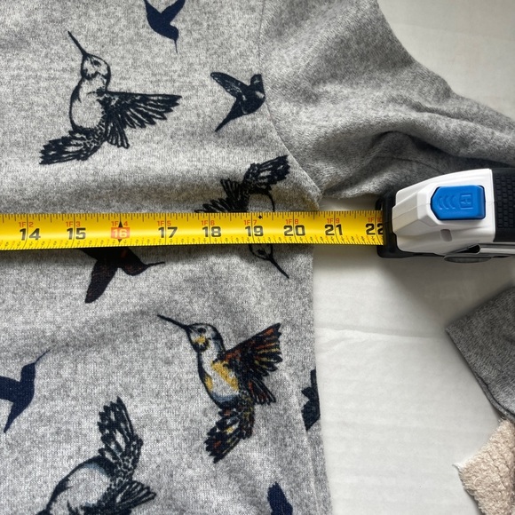 Absolutely Famous Med Gray Blue Hummingbird Print Thin Sweater Grandmacore - Picture 7 of 8